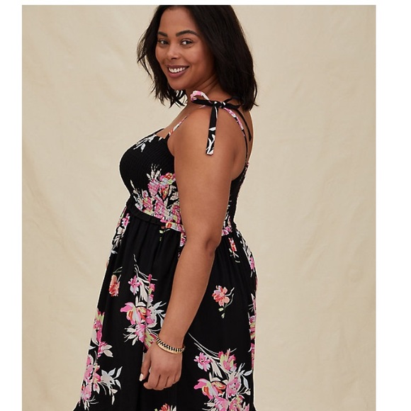 BLACK FLORAL CHALLIS TIE STRAP SMOCKED MIDI DRESS - Picture 3 of 6